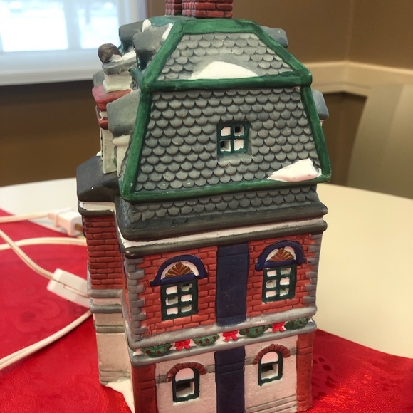 Holiday Expressions Christmas Village Hotel Porcelain Lighted Inn Building 1994 - Picture 3 of 9